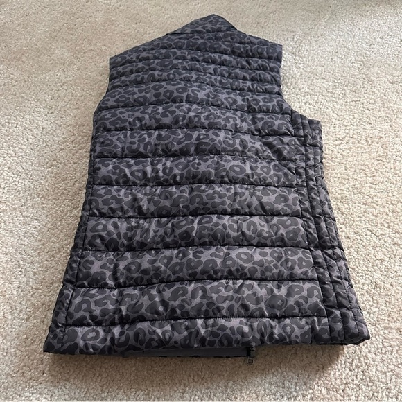 NWT Women’s Tribal Reversible Leopard and Grey Puffer Vest! - Picture 7 of 7